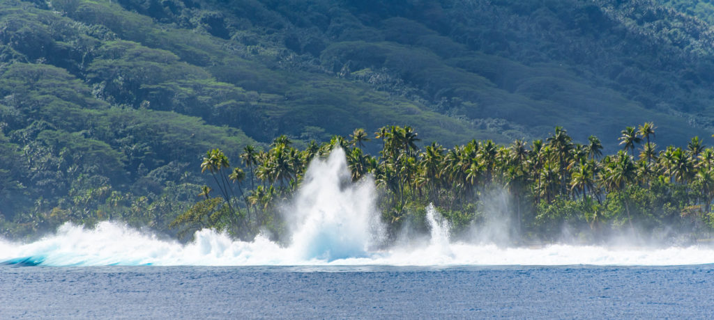 Brandung auf der Westseite von Raiatea, Franz. Polynesien